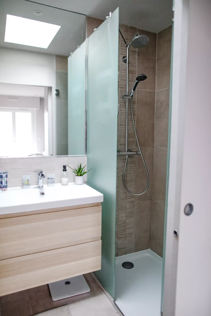 Salle de bains minimaliste dans espace parental c, Villeneuve d'Ascq