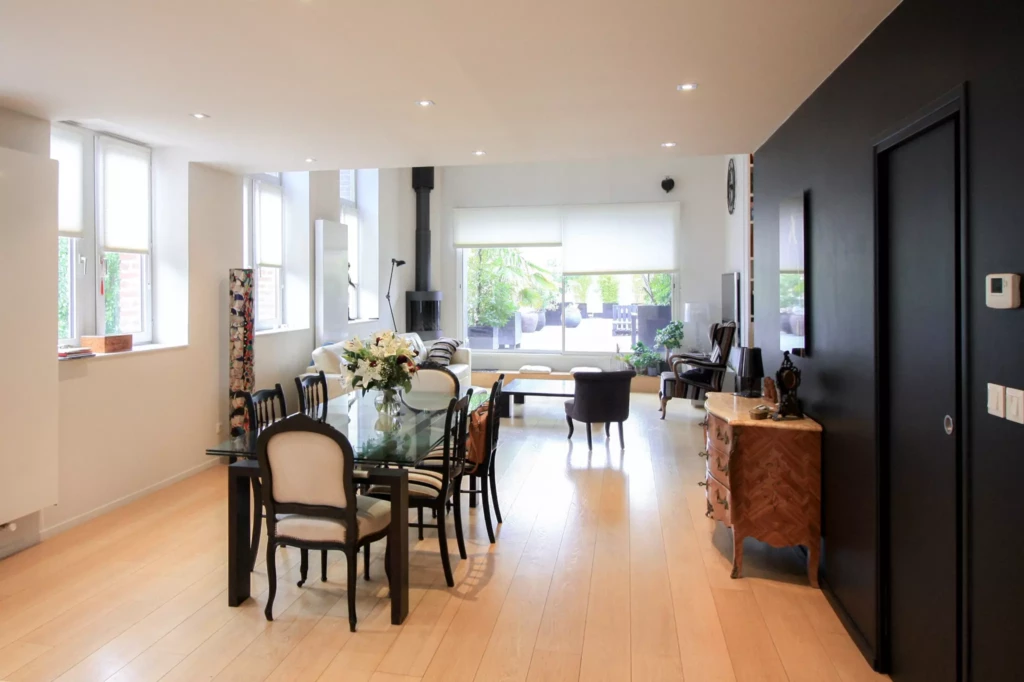 Salle à manger donnant sur séjour et terrasse à Lille