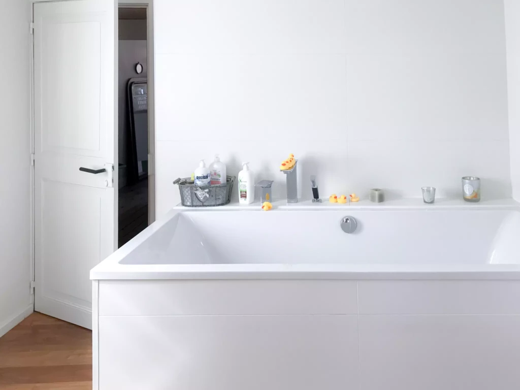 Baignoire familiale dans salle de bains rénovée à Montreuil-sur-Mer