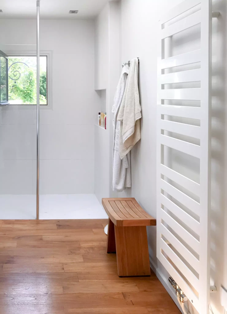 Radiateur sèche- serviettes, dans salle de bains rénovée à Montreuil-sur-Mer