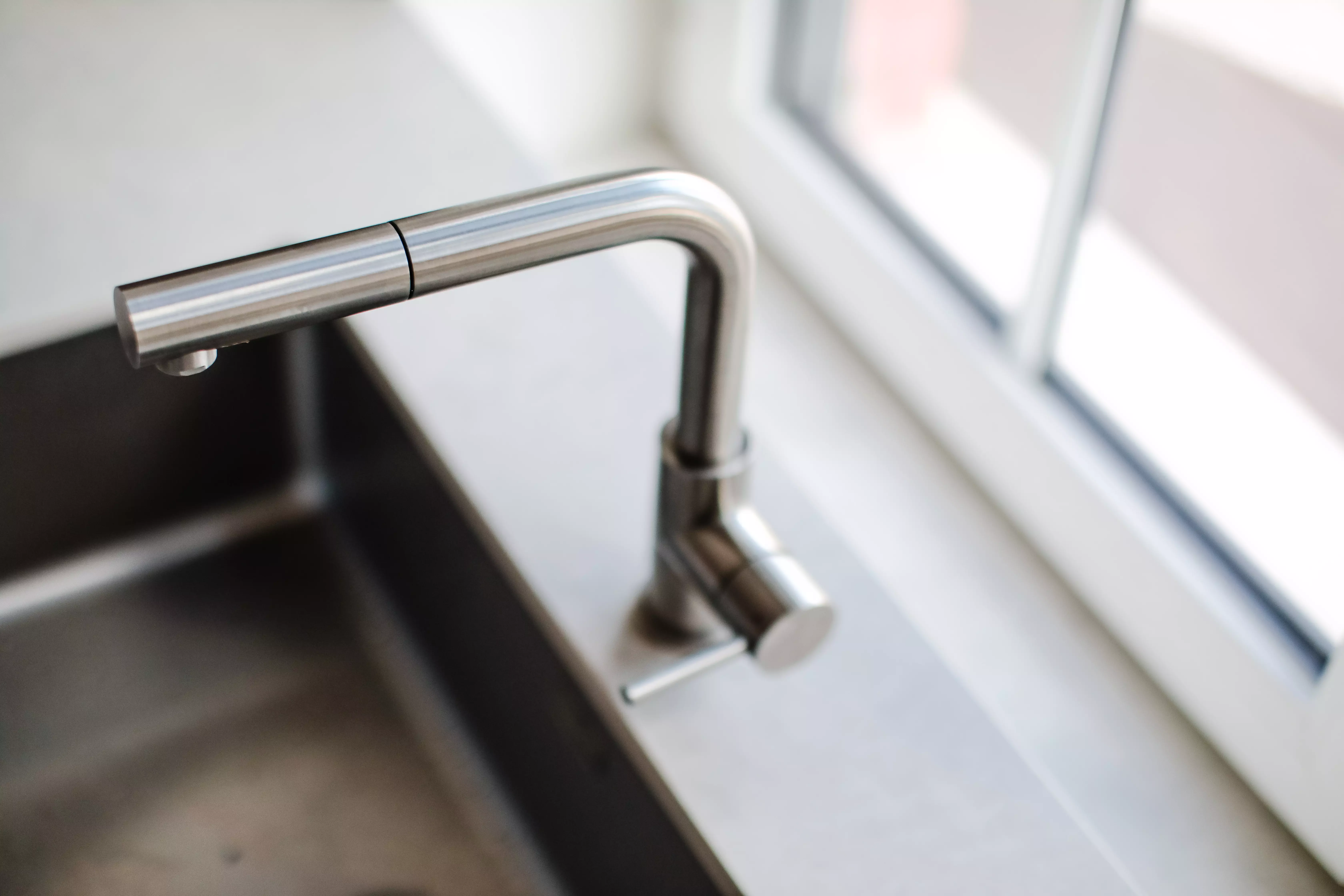 Cuisine sur-mesure avec plan de travail quartz et porcelaine, maison à Tourcoing