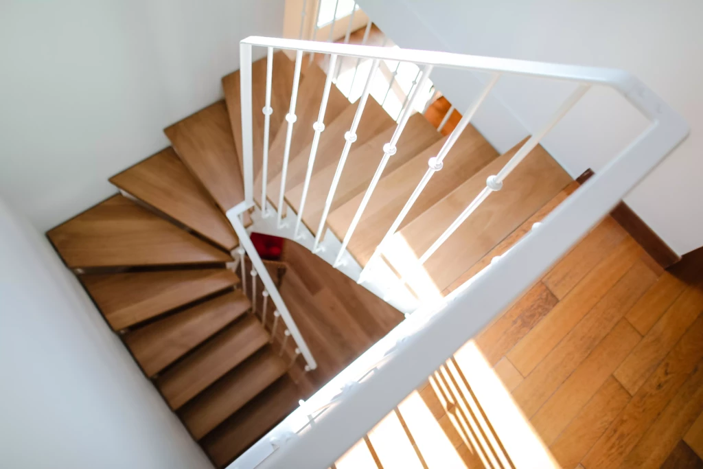 Escalier métallique avec marches en bois, maison Mouvaux