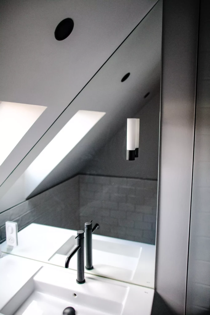 Miroir avec applique sur meuble vasque, salle de bains industrielle Bondues